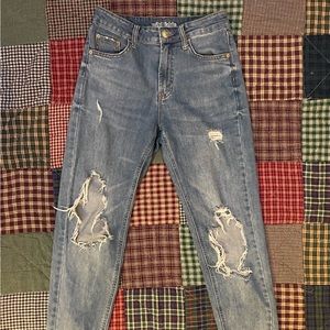 built in drawstring inside waistband, very comfy and stretchy